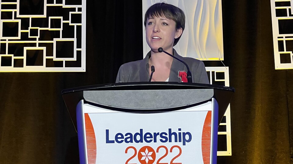  Kaitlyn Harvey est photographiée alors qu'elle est à un lutrin et s'adresse aux membres du parti, lors du congrès à la direction du NPD à Regina, le 26 juin 2022. 

