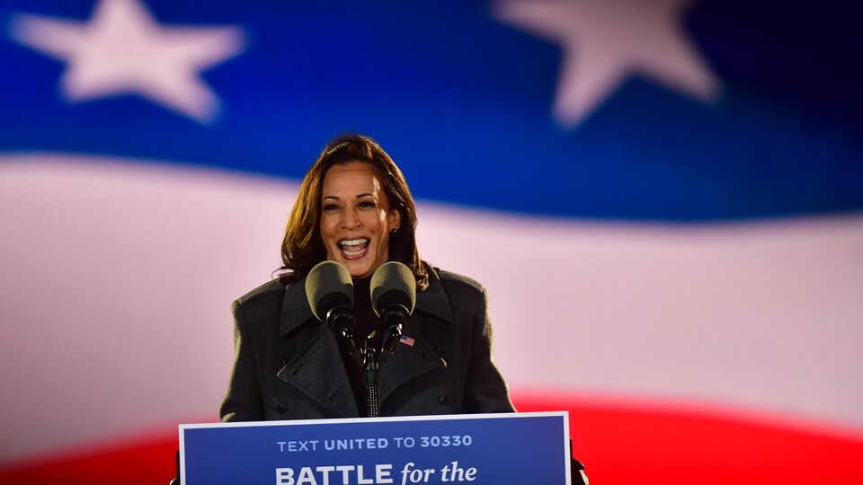 Kamala Harris devant les micros, lors d'un événement de campagne en Pennsylvanie la veille des élections.