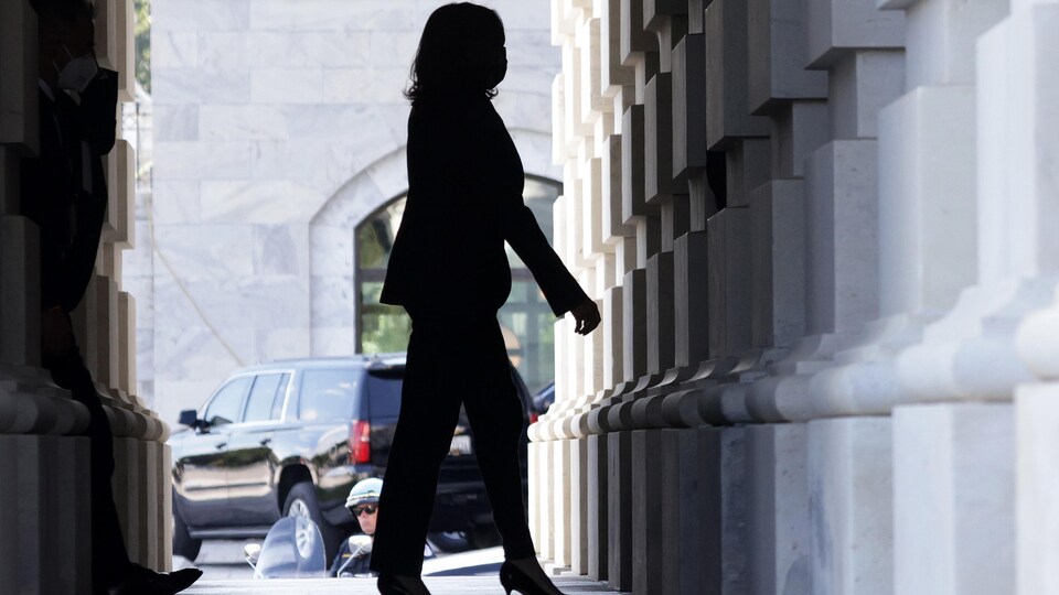 Kamala Harris marche dans l'ombre.