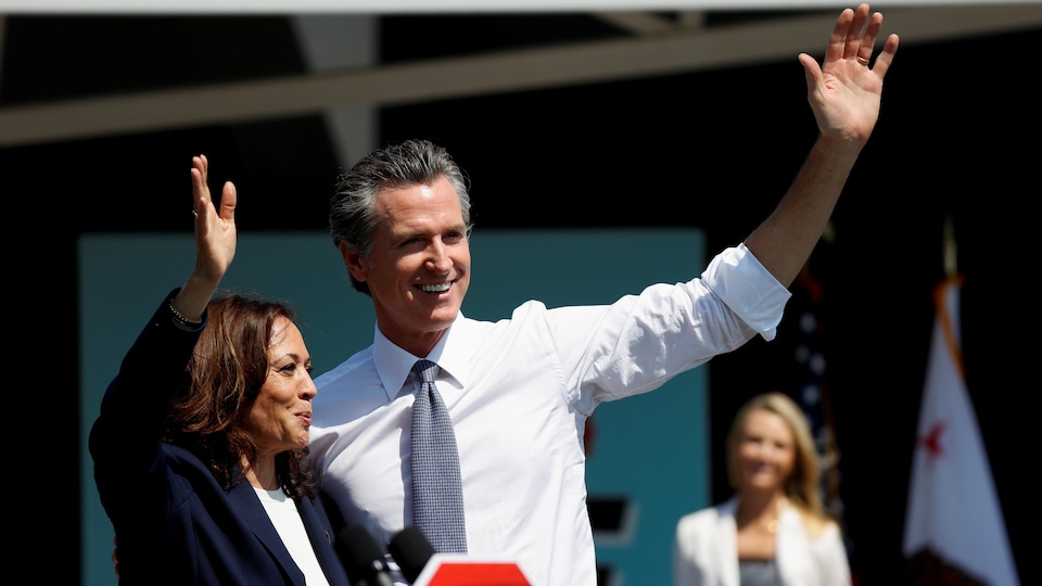 Kamala Harris et Gavin Newsom saluent les partisans démocrates au cours d'un rassemblement.
