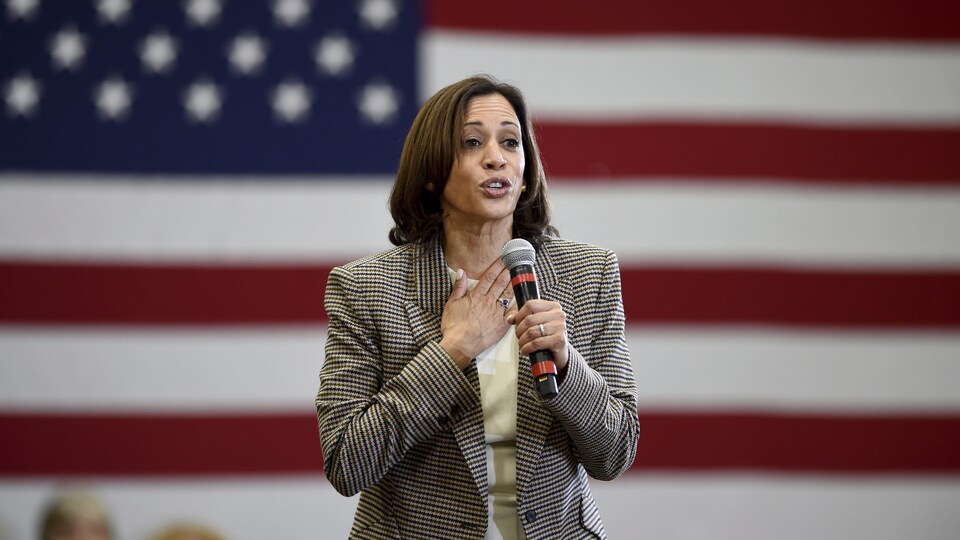 Kamala Harris parlant au micro.