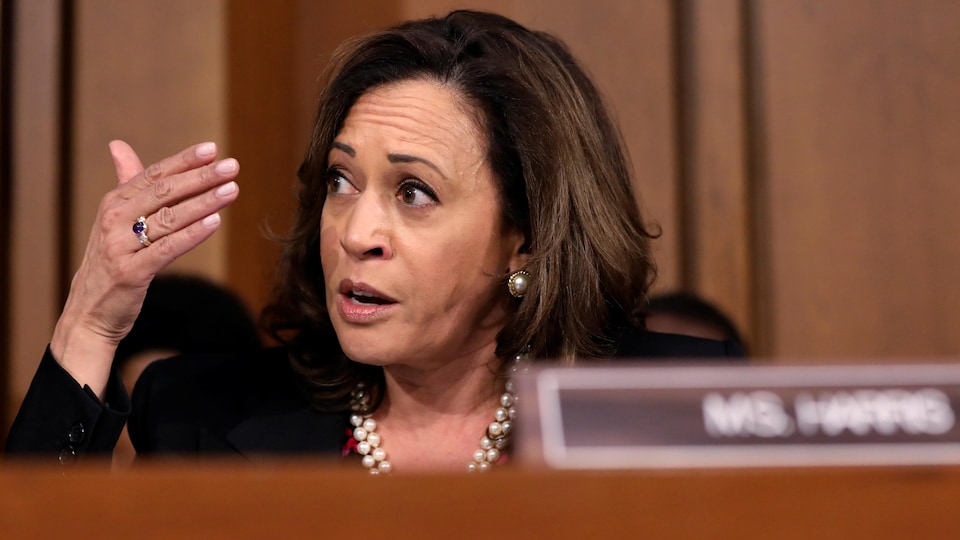 Gros plan sur Kamala Harris prenant la parole devant le Sénat.