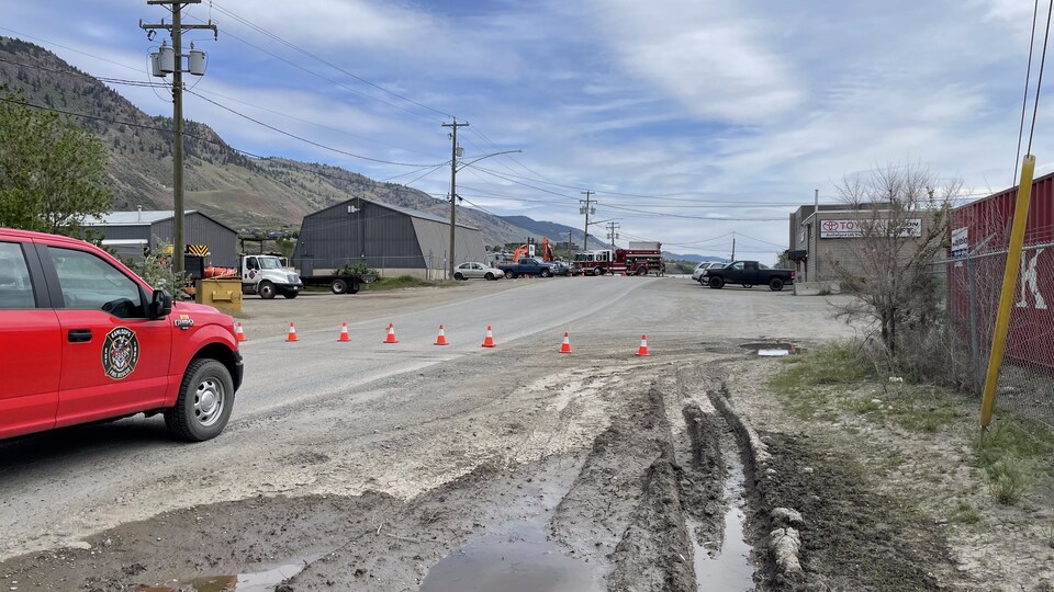 Une voiture des pompiers est garée devant une zone où la circulation est barrée.
