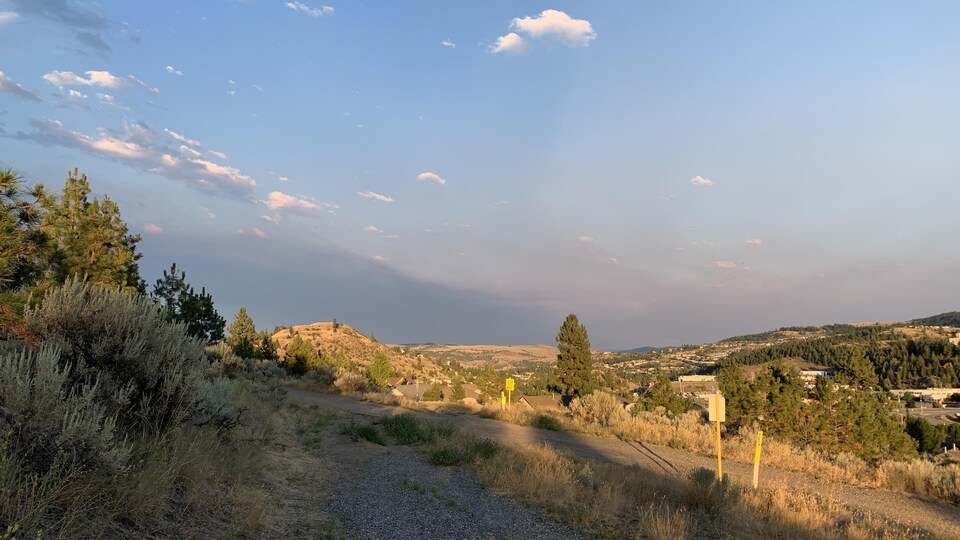 De la fumée dans le ciel au-dessus de l'Okanagan.