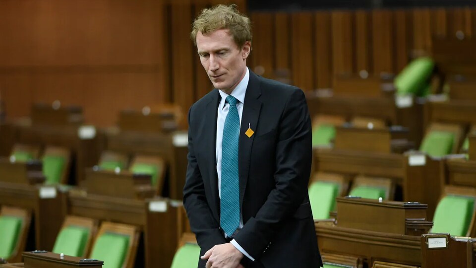 Le ministre debout en Chambre pendant un moment de silence.