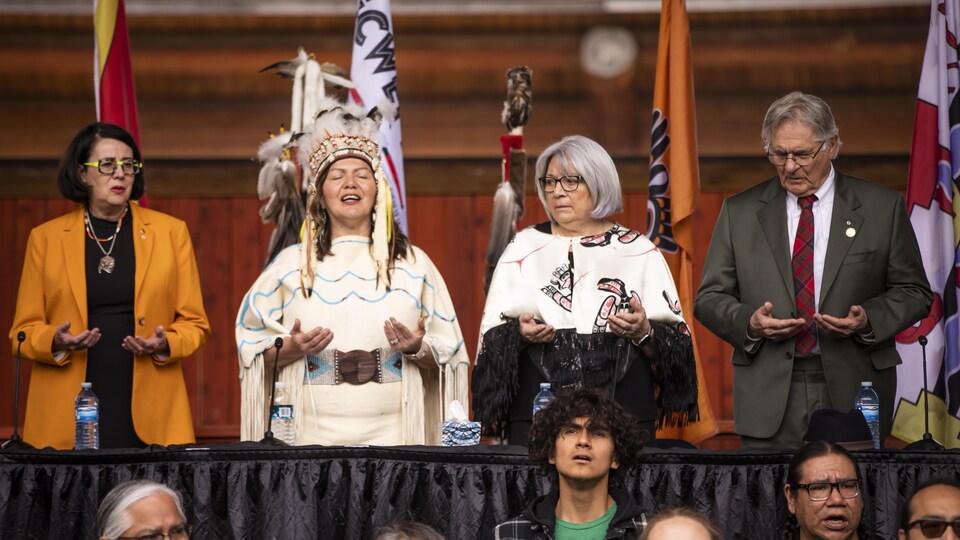 De gauche à droite : la lieutenante-gouverneure de la Colombie-Britannique Janet Austin, la cheffe de la Première Nation Tk'emlúps te Secwépemc Rosanne Casimir, la gouverneure générale du Canada Mary Simon et une quatrième personne.