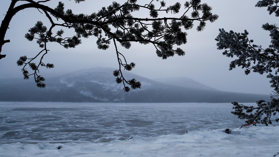 Montagnes un peu enneigées près de la mer.