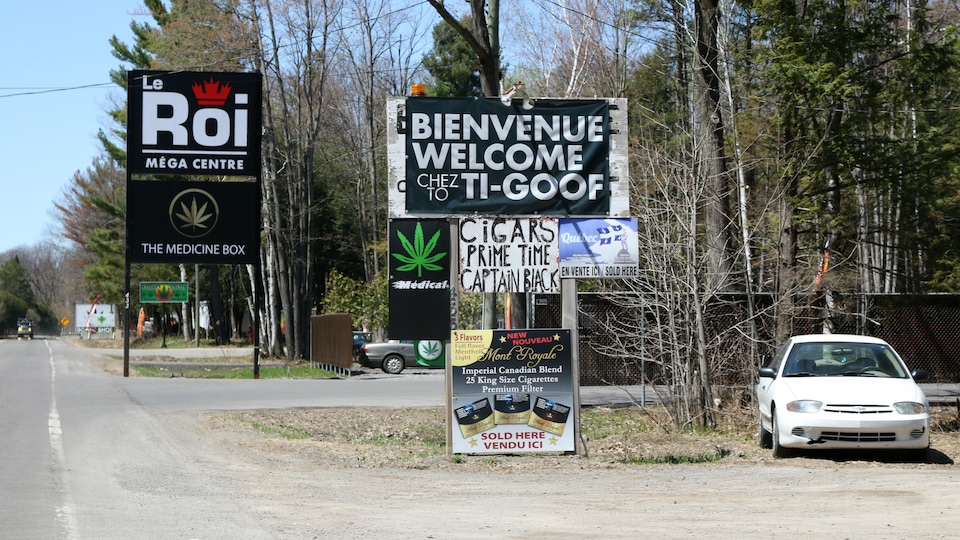 Un kiosque de vente de cigarettes dans la communauté mohawk de Kanesatake, située près de Montréal.