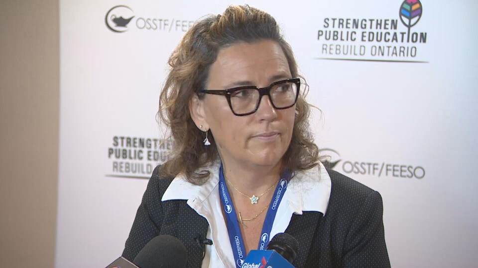 Karen Littlewood répond aux questions des journalistes.