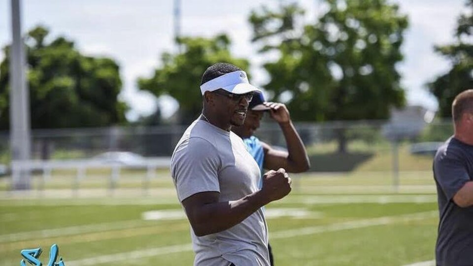 Karim Grant sur un terrain de football.