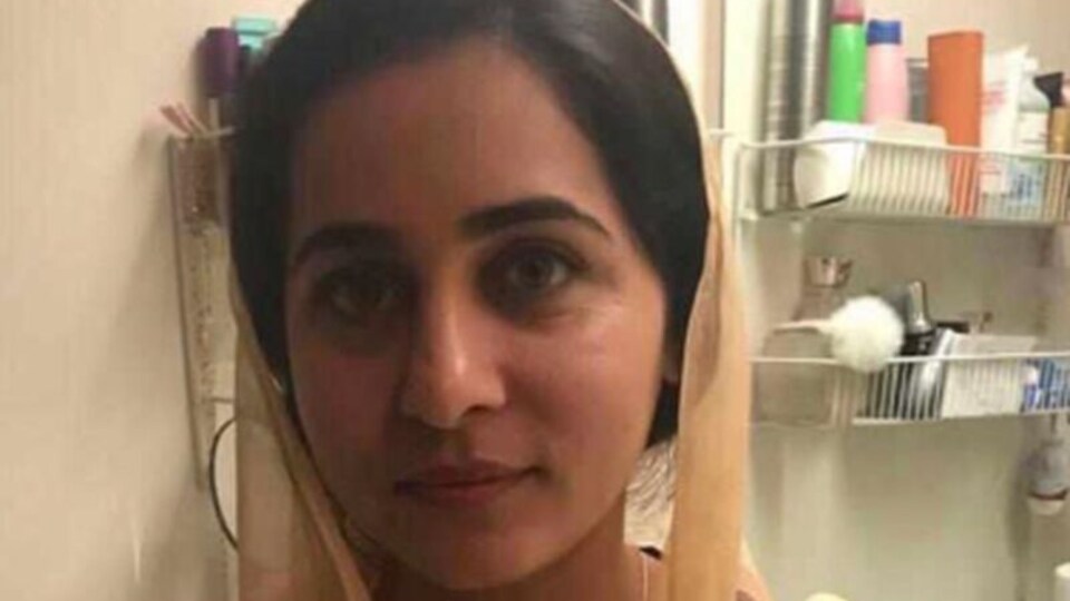 Karima Baloch dans une cuisine.