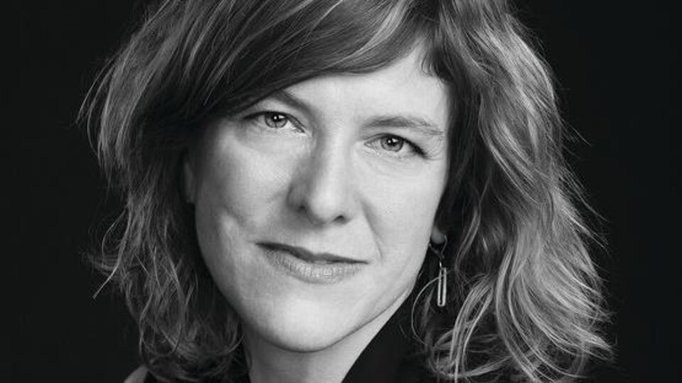 Un portrait en noir et blanc de l'auteure Karine Glorieux par la photographe Martine Doyon