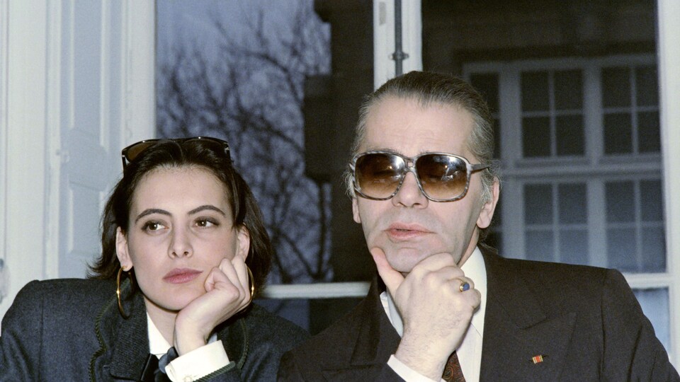 German Chanel's designer and art director of Chanel fashion house Karl Lagerfeld poses with top model Ines de la Fressange on March 13, 1987 prior to the preparation of 1987-88 Autumn-Winter ready-to-Wear collection shows. AFP PHOTO PIERRE GUILLAUD (Photo credit should read PIERRE GUILLAUD/AFP/Getty Images)