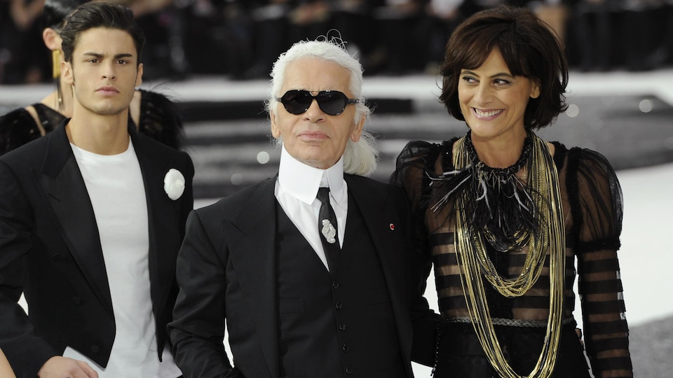 Inès de la Fressange en robe noire et Karl Lagerfeld