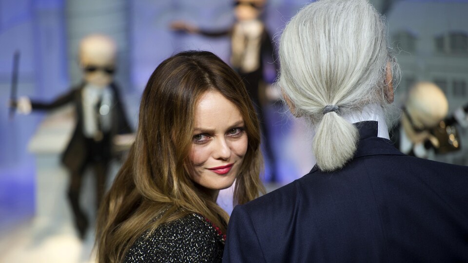 Vanessa Paradis et Karl Lagerfeld de dos