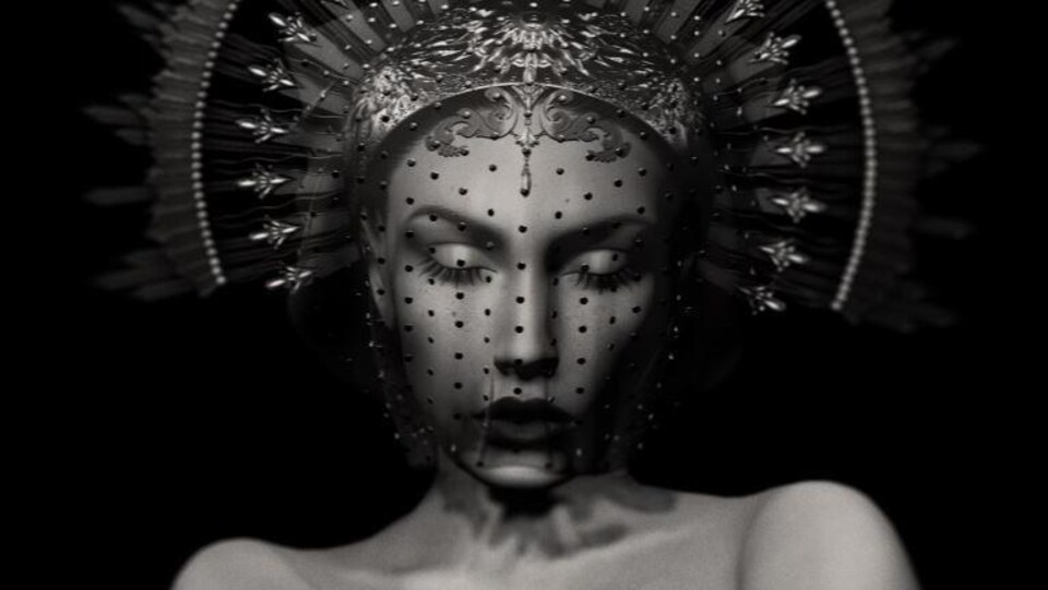 Détail de <i>Silence d'or</i>, photographie virtuelle en noir et blanc d'Anouk A., l'avatar 3D créé par Karoline Georges dans  Second Life. Le visage de la femme image est masqué par une voilette, et sa tête porte une auréole. Ses paupières sont fermées, ses épaules nues et elle a les bras croisés. 