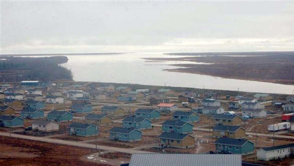 La communauté de Kashechewan dans le Nord de l'Ontario.