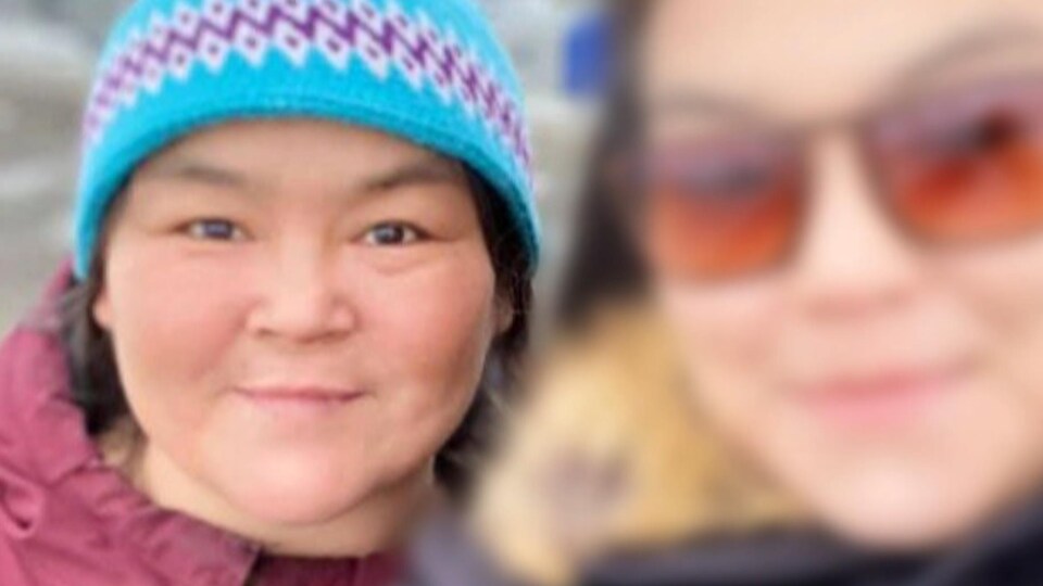 Gros plan sur le visage d'une femme portant une tuque.