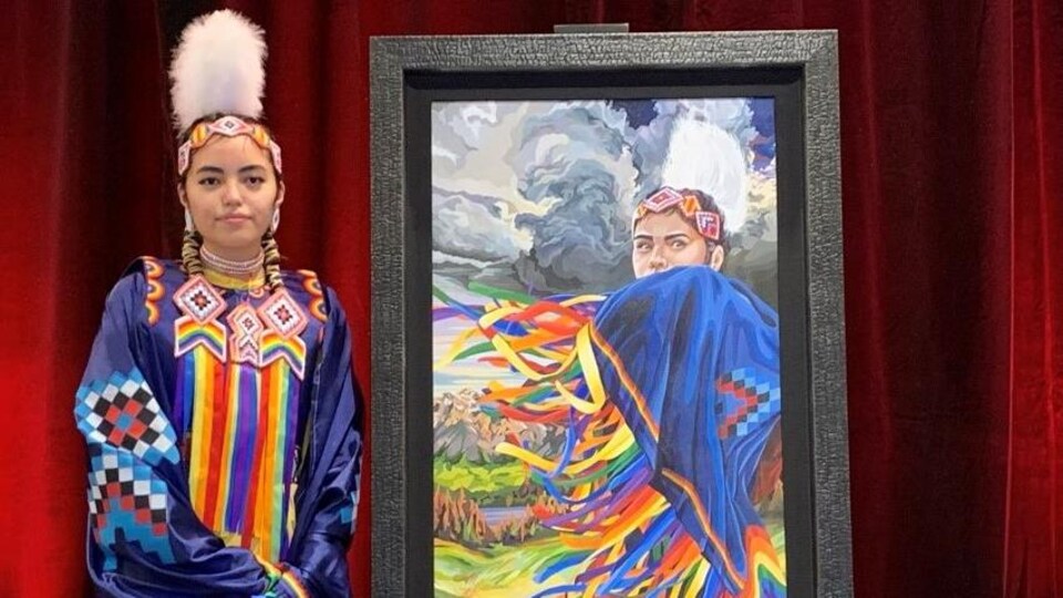 Katari Right Hand pose à côté de l'affiche officielle du Stampede 2021.