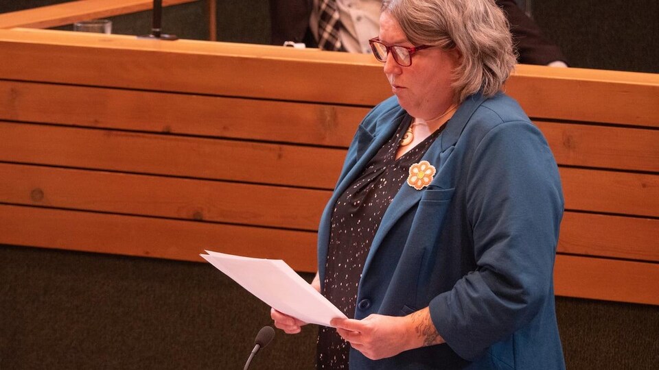 Kate White parle à l'Assemblée législative du Yukon.