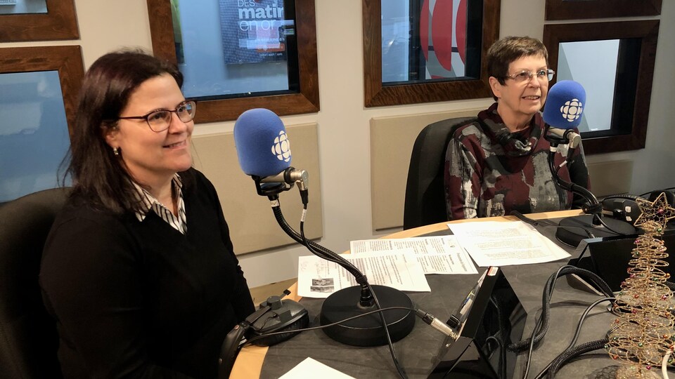 Kathleen Baldwin et Fernande Lanouette, en entrevue au micro, dans le studio de Radio-Canada.
