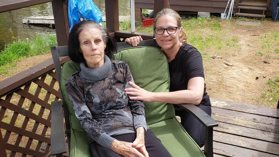 Kathleen Biggs en compagne de sa mère Betty Sulewski à l'extérieur.