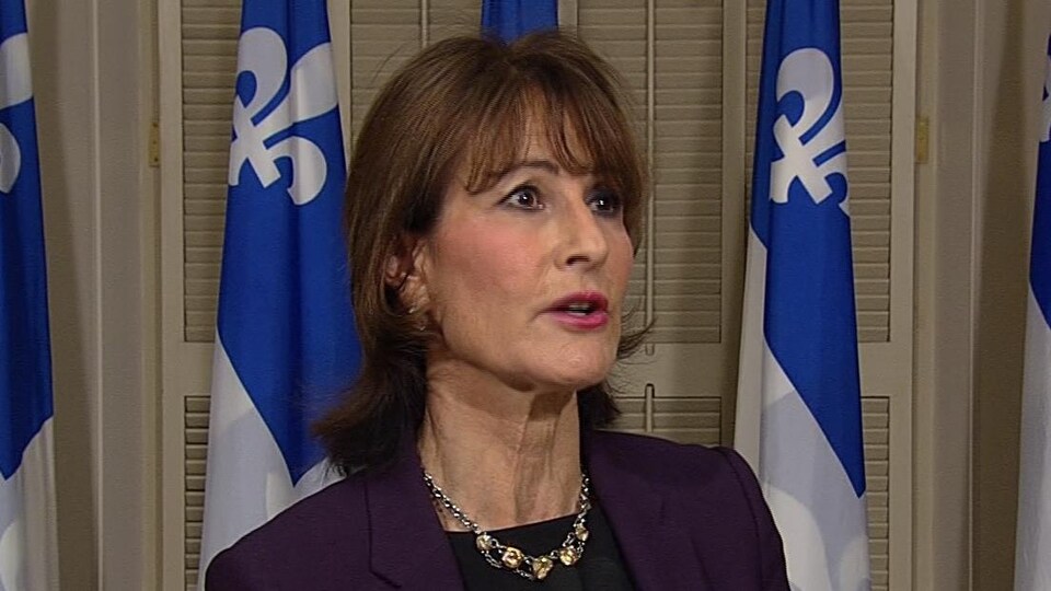 La ministre Kathleen Weil répond à des questions en conférence de presse.