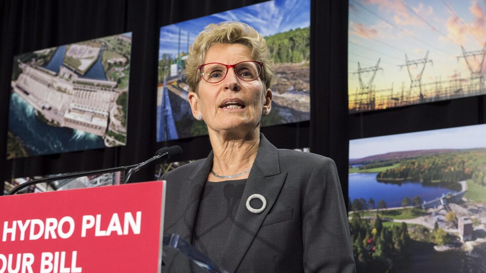 Photo de Kathleen Wynne qui s'adresse aux journalistes