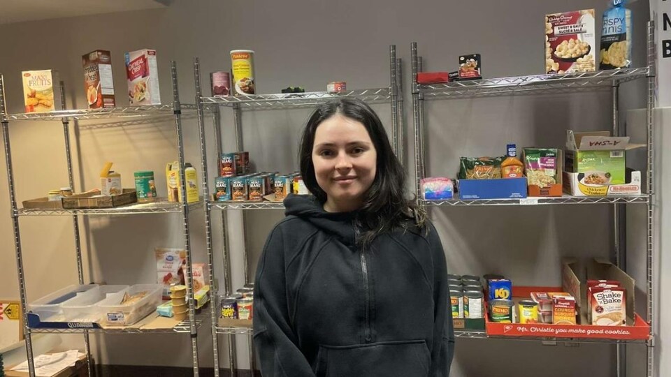 Kathryn Jago, coordinatrice de la banque alimentaire de l'Université de Windsor, debout regerde à la caméra.