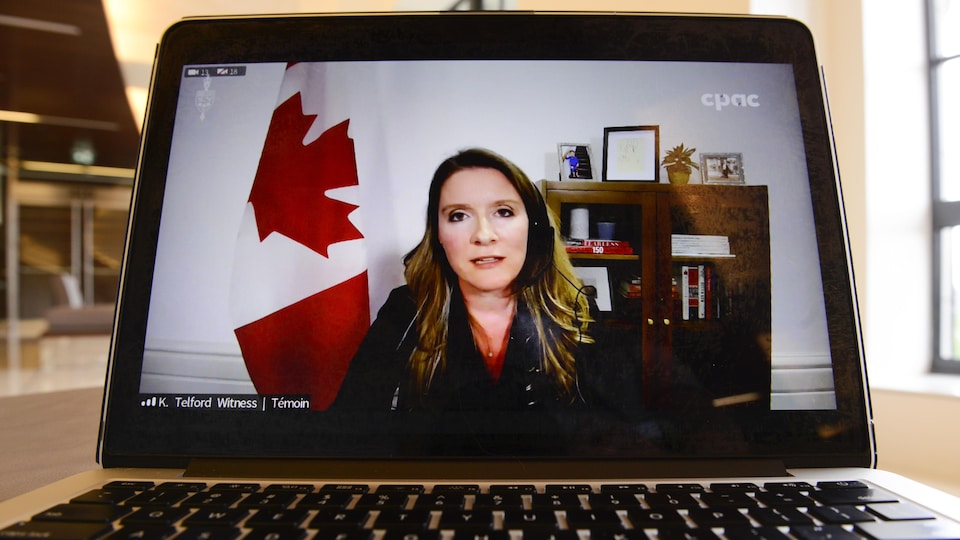 Katie Telford apparaît sur l'écran d'un ordinateur portable.