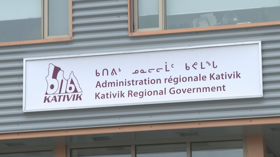 L'enseigne extérieure de l'administration régionale Kativik.