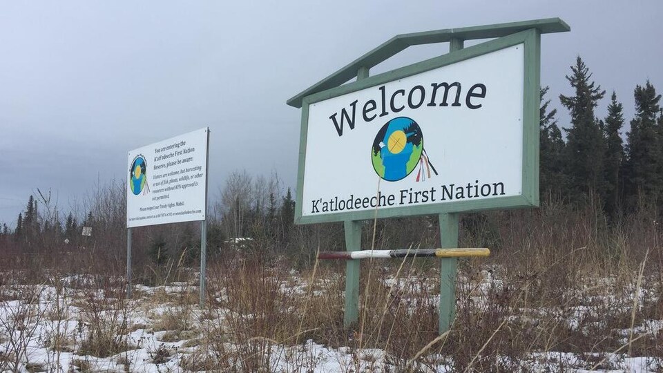 Un panneau souhaite la bienvenue dans la Première Nation K'atl'odeeche.