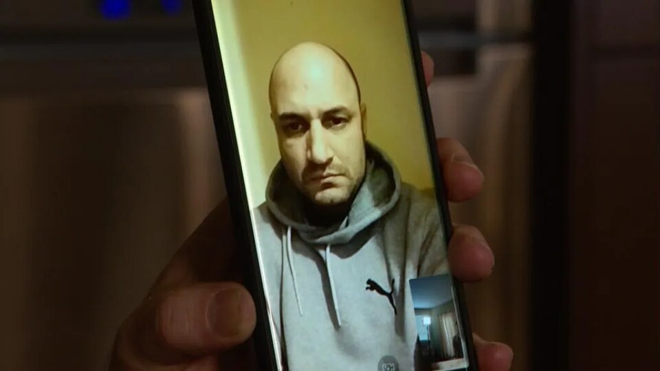 Kaveh Zarafshanpour sur un écran de téléphone cellulaire.