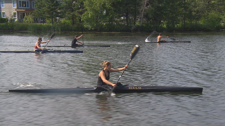 Des athlètes de canoë-kayak en action à Sherbrooke.