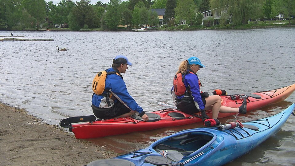 Deux personnes dans un kayak.