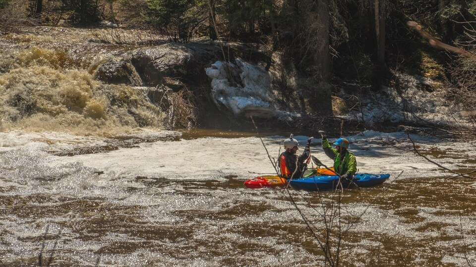 Guillaume Rivest nous amène en kayak d'eau vive.