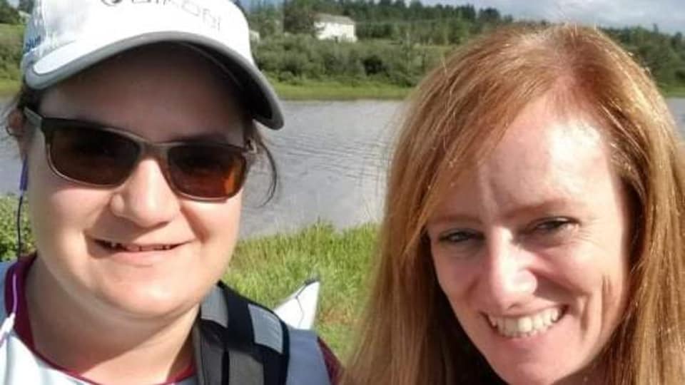 Égoportrait des deux amies sur le bord de l'eau.