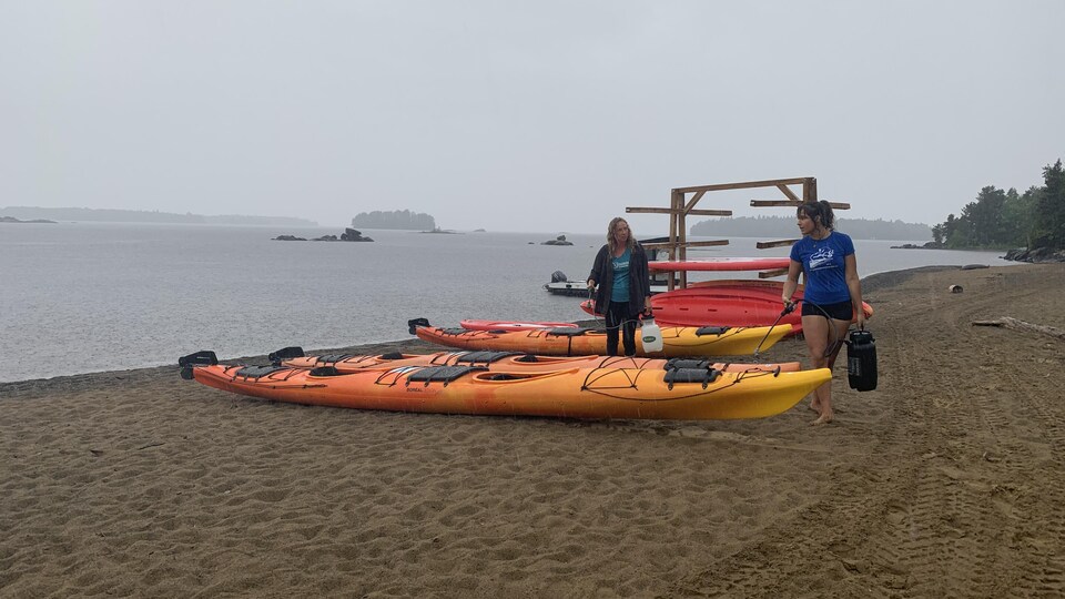 Des kayaks sur la plage.