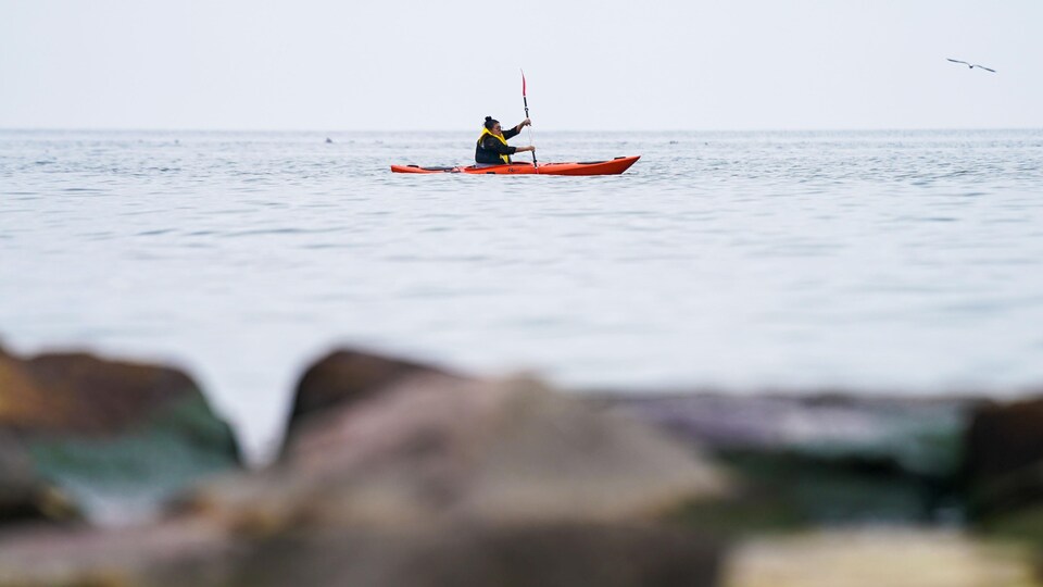 Une kayakiste dans l'eau, à Toronto.