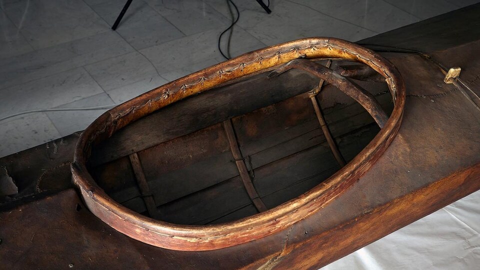 Un kayak traditionnel des Inuvialuit.