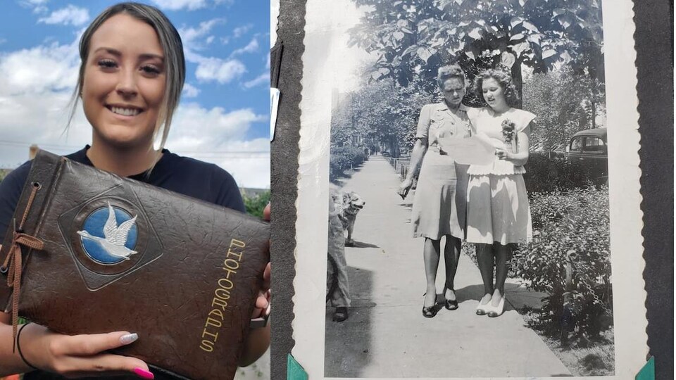 Une femme tient un album à gauche de la photo et à droite, il y a une photo d'époque avec deux jeunes femmes.