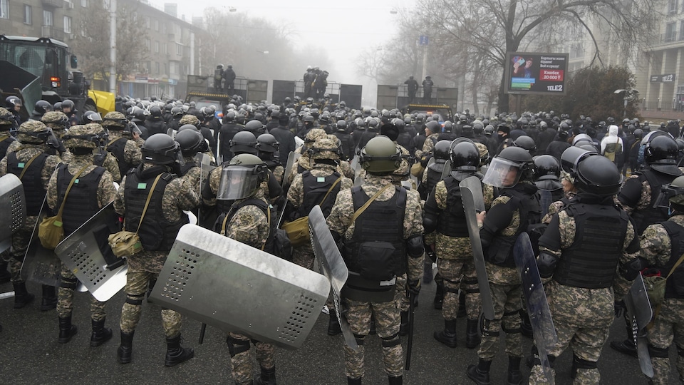 La police antiémeute boque des manifestants au Kazakhstan.