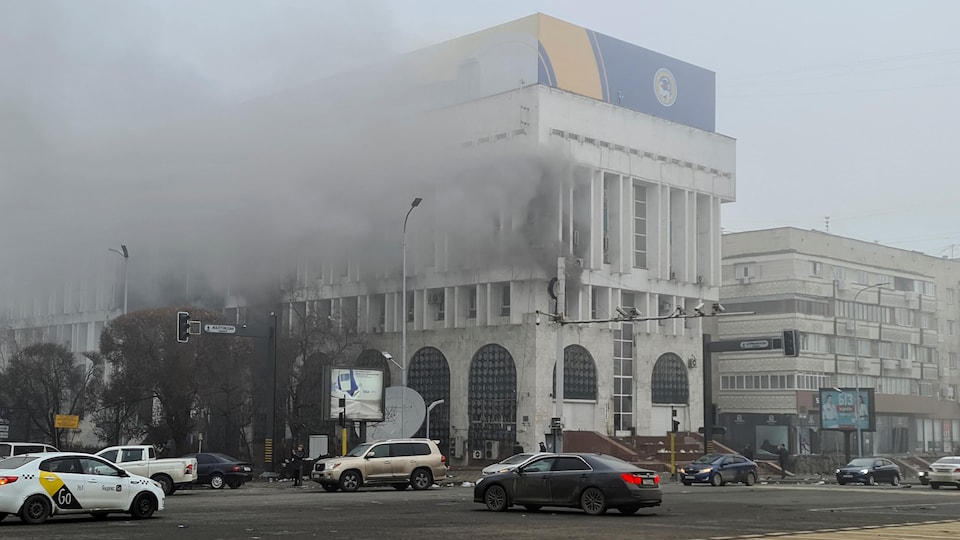 Un édifice enfumé à Almaty.