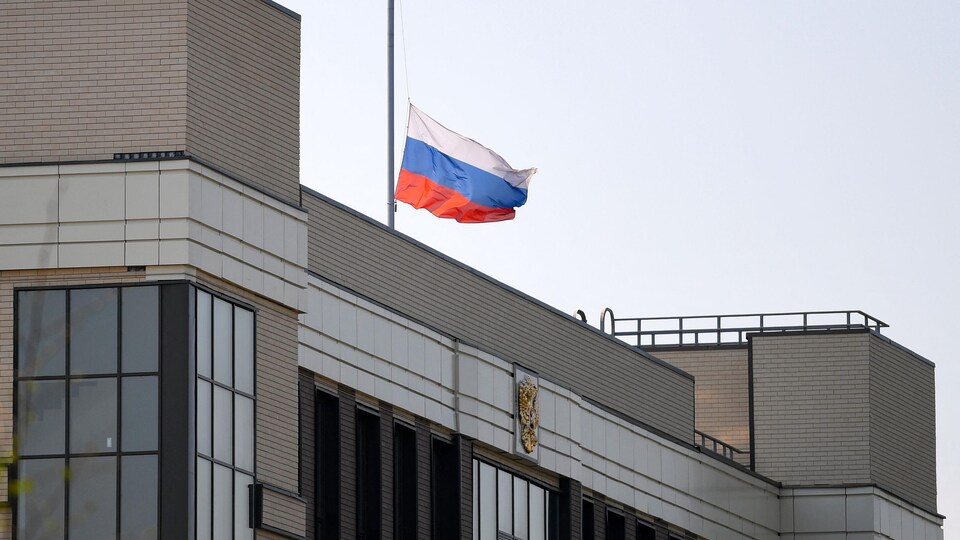 Un drapeau russe en berne