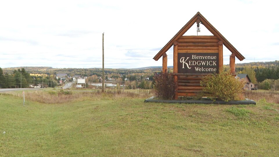 Enseigne souhaitant aux visiteurs la bienvenue à Kedgwick.