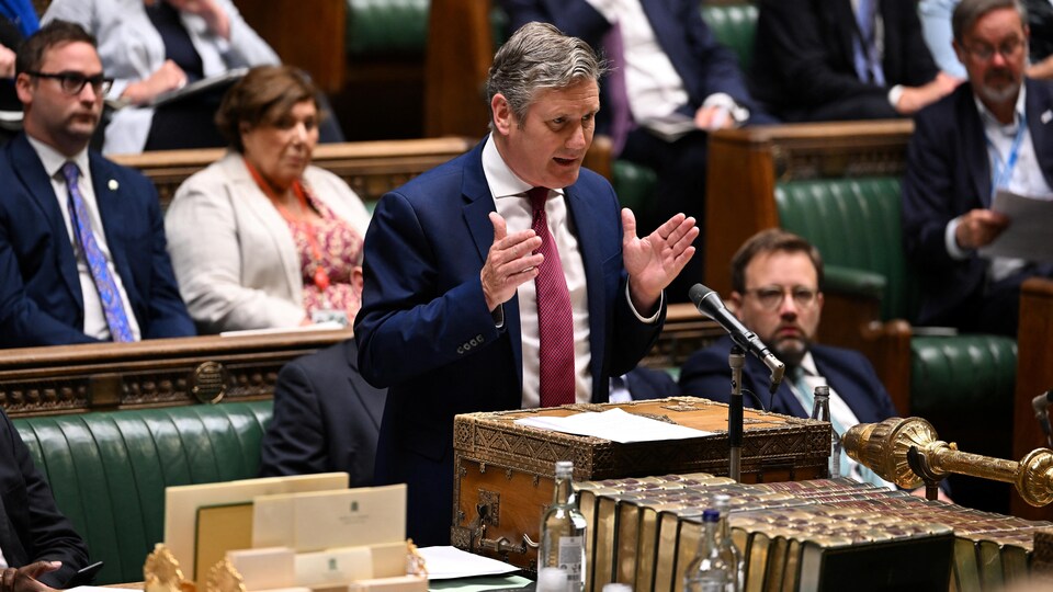 Un homme debout au parlement britannique.