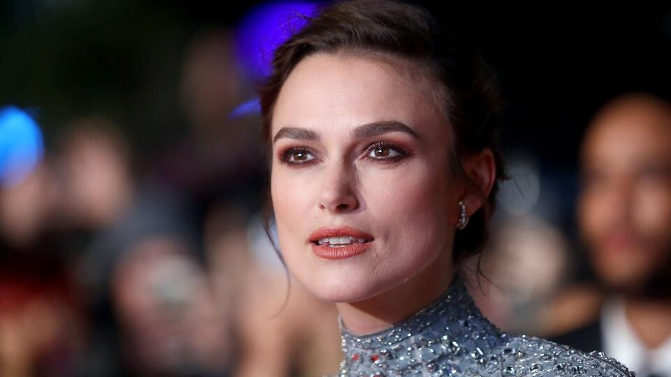Keira Knightley porte une robe à paillettes.
