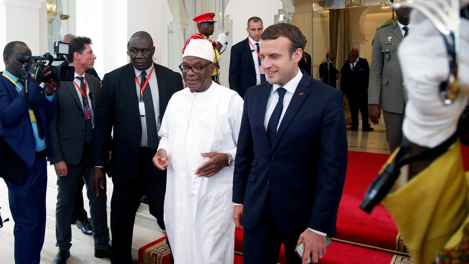 Emmanuel Macron et Ibrahim Boubacar Keita sortant du palais présidentiel.