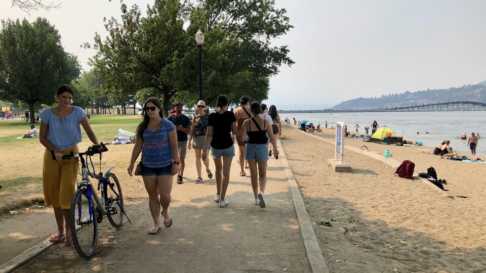 Des personnes marchent sur les bords du lac Okanagan à Kelowna.