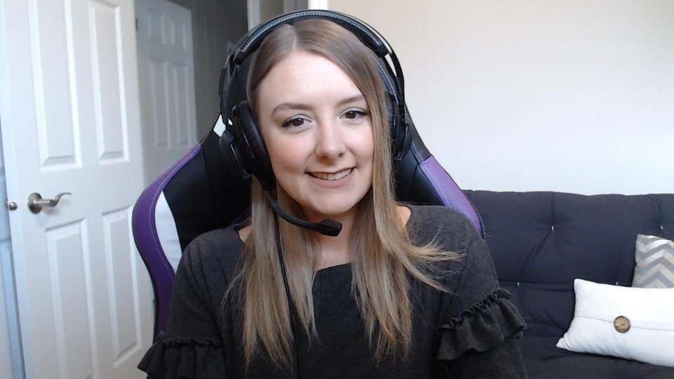 Une fille qui sourit